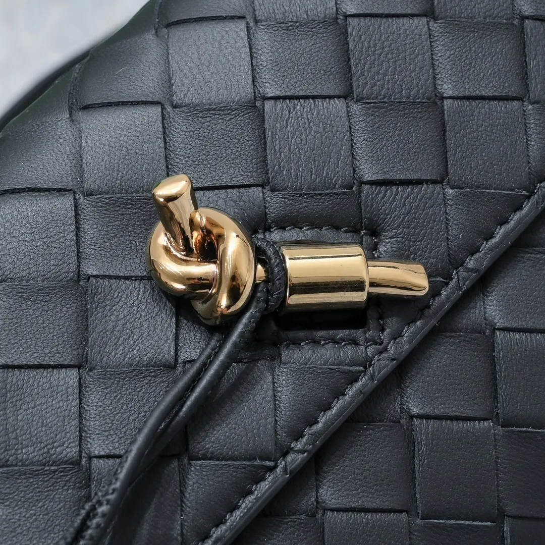 Batch 1420 Bottega Veneta's new style 🆕 mini andiamo bag is so pretty. The dark brown color is very versatile. It is high-end and casual and sexy. Andiamo is not only a commuter bag 🥰 It can be worn crossbody and carried by hand, and it is no problem to match it with evening wear. It can be matched with clothes casually, showing high-end elegance. Style number: 5545 Size: 21.5*13*4.5cm